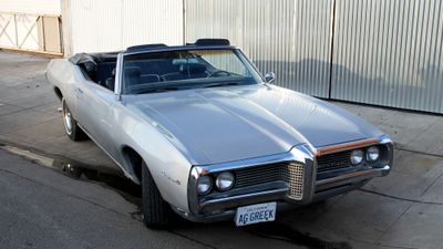 ’69 Custom S silver three quarters front right